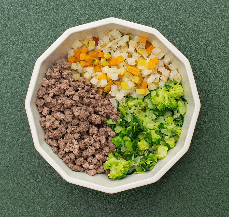 お肉と野菜を3つに分けて盛り付けたBowlsフード