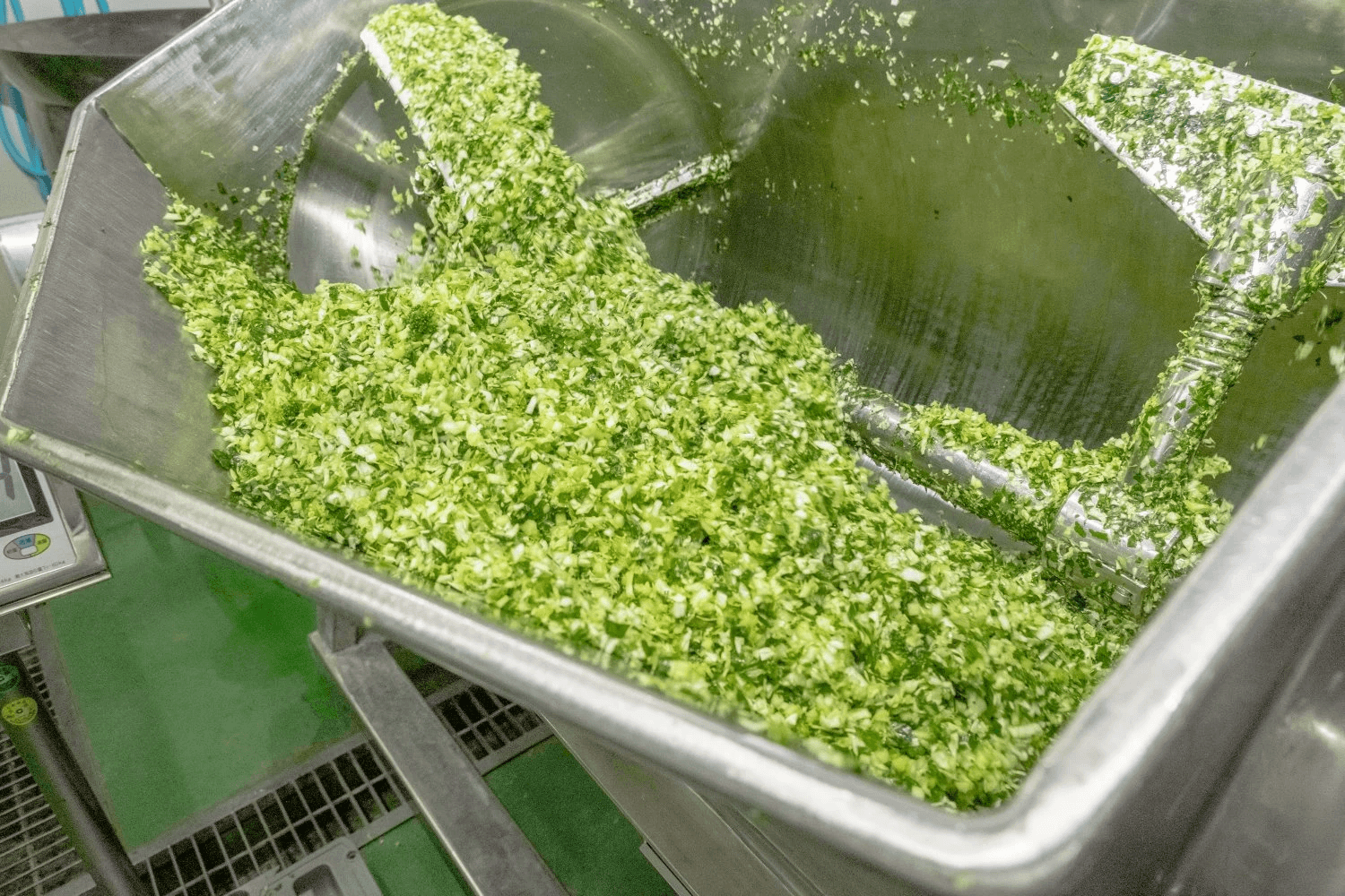 新鮮な野菜を細かくカットする工程
