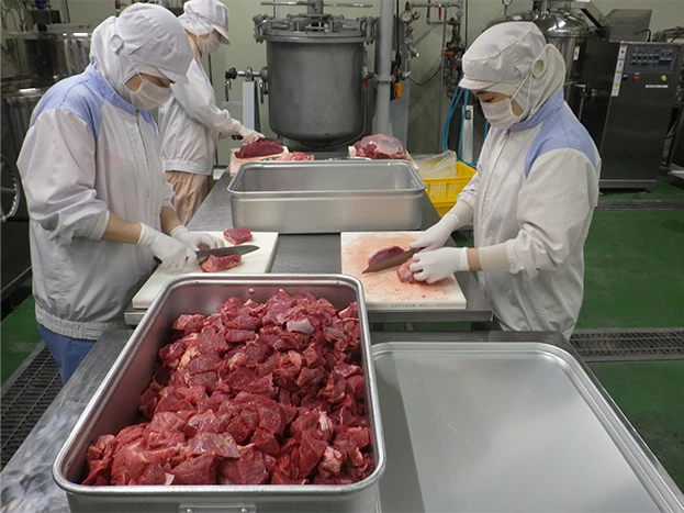 お肉は低脂肪にするためにトリミング